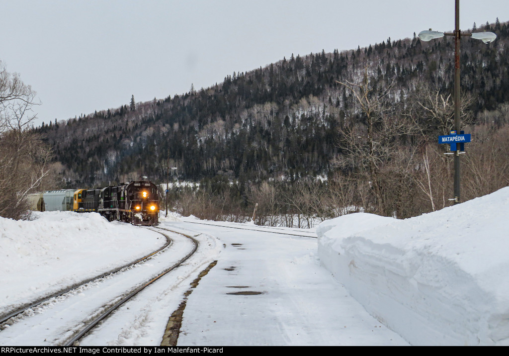 SFG 1865 leads train 565 in Matapédia